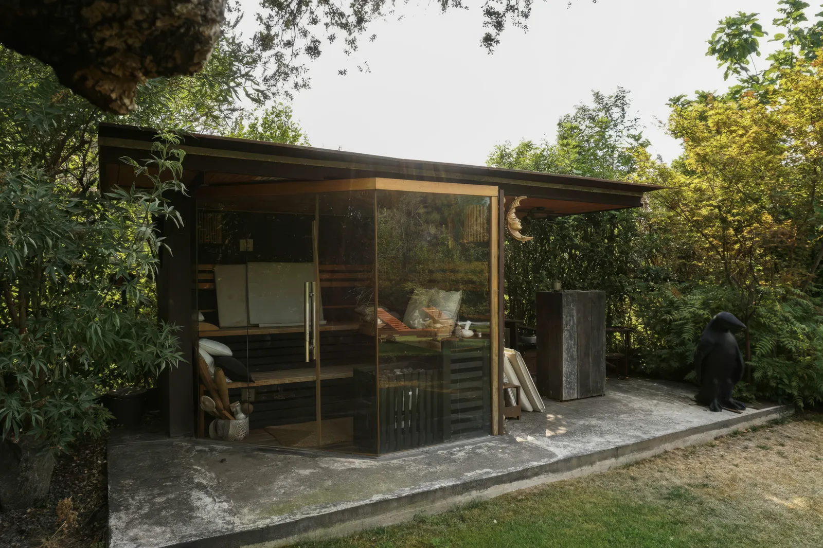 Caseta exterior de madera y cristal