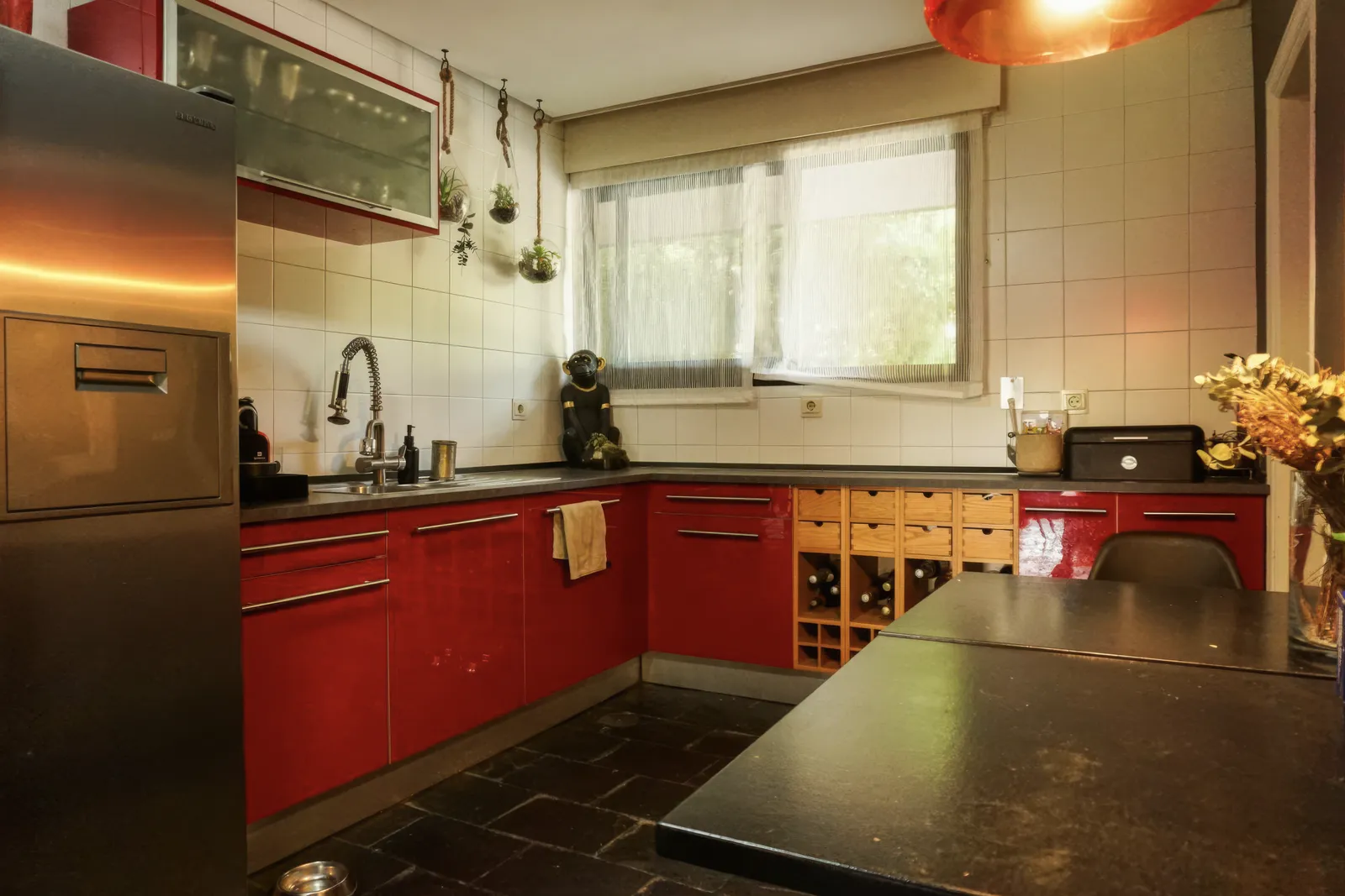 Cocina equipada con muebles rojos
