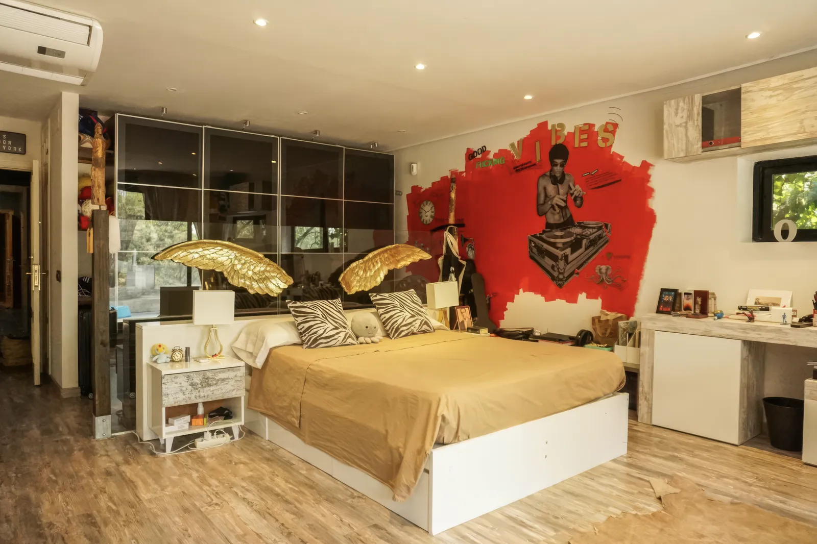 Dormitorio principal con mural rojo