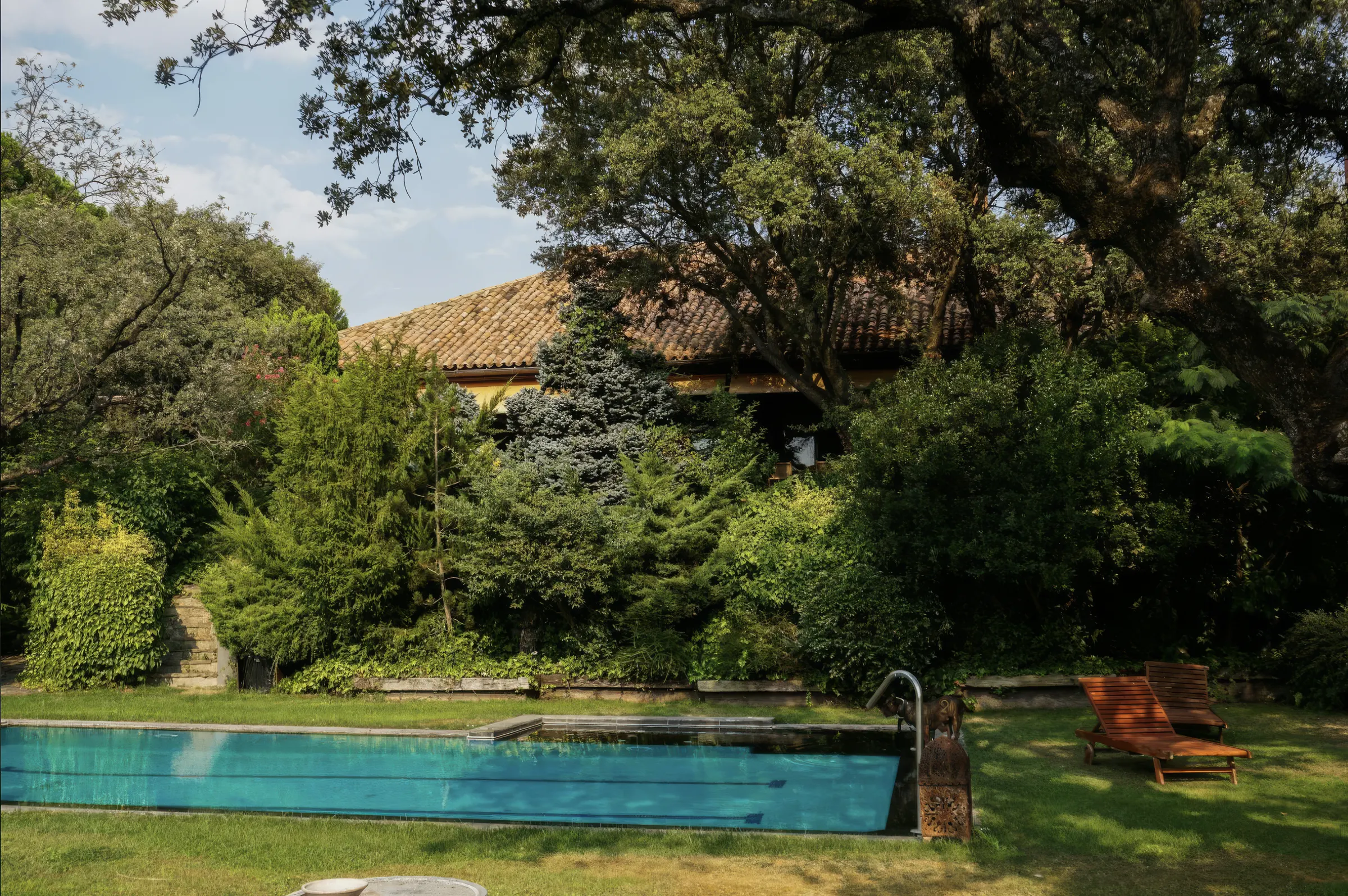 Piscina climatizada y jardín de Chill House Boadilla, localización para rodajes en Madrid