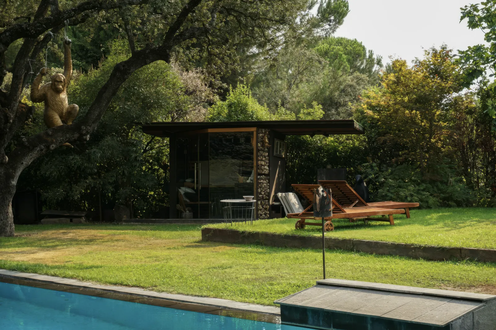 Piscina con caseta de jardín al fondo