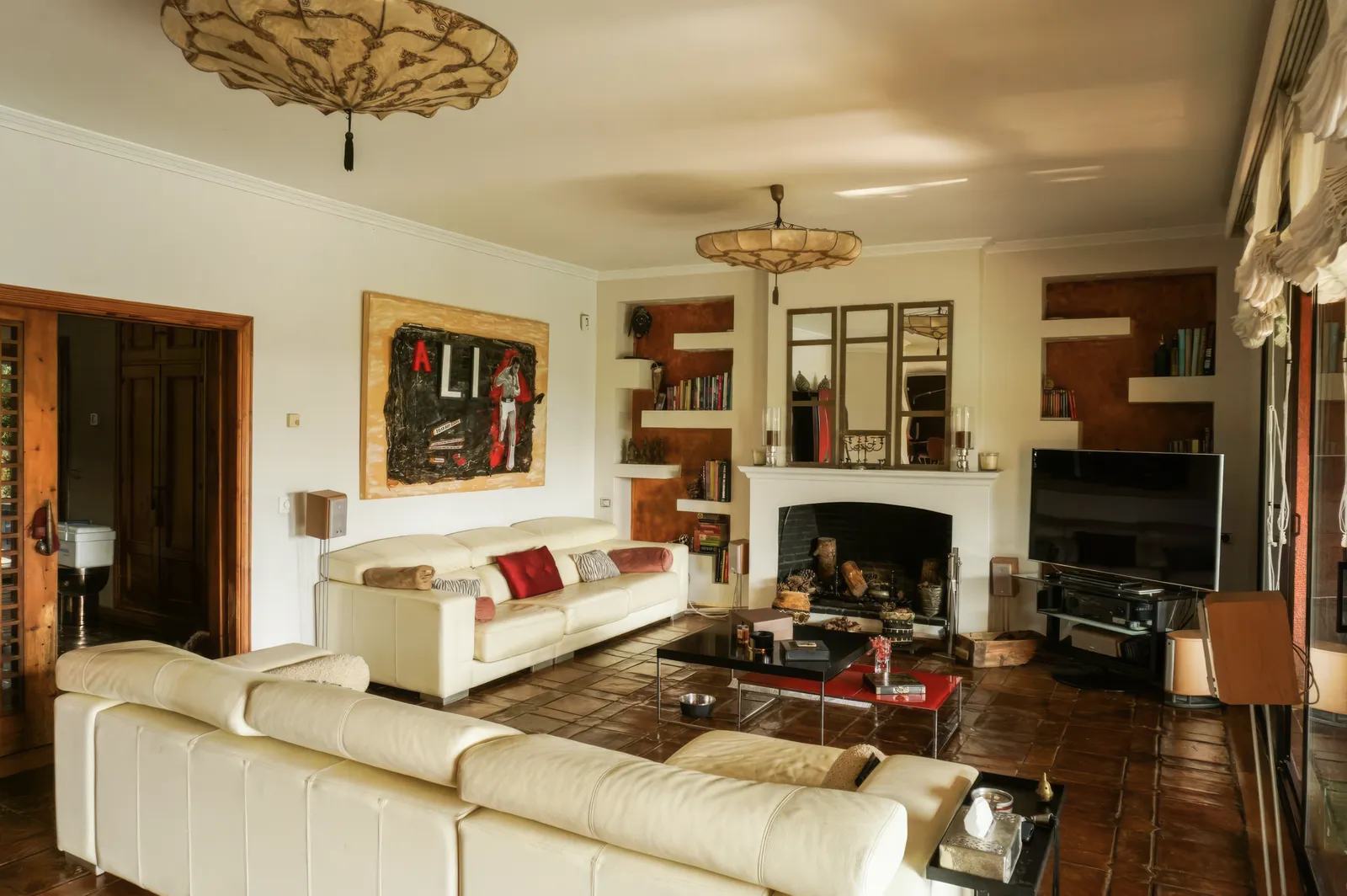 Salón con chimenea y estanterías