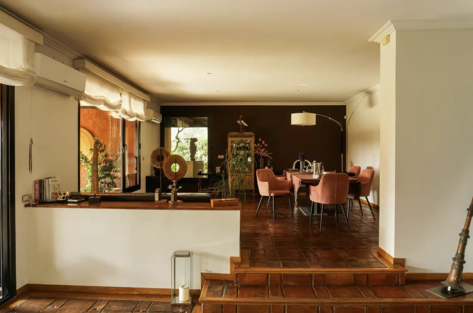 Salón comedor con mesa y sillas de terciopelo